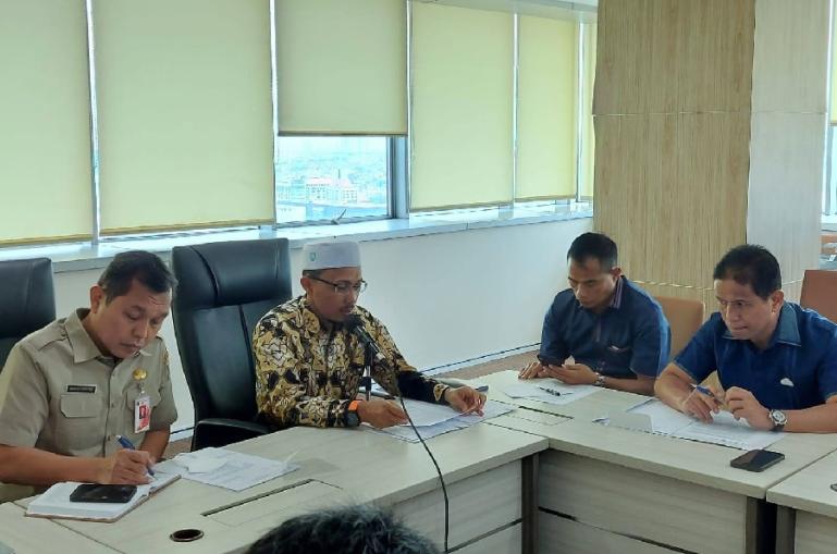 Dua Wakil Ketua DPRD yakni Irsyad Syafar dan Indra Dt Rajo Lelo, serta Ketua Komisi Daswanto, bersama Kepala Biro Kessos DKI Jakarta, Wahyu Hariadi. (Dok : Istimewa)