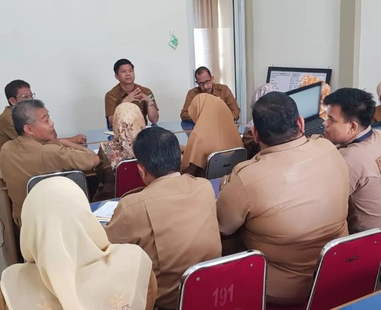 Inspektur Pemkab Padangpariaman, Hendra Aswara beri arahan pada Pengelola Keuangan Daerah di kabupaten itu, Senin (3/4). (Dok : Istimewa)