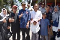 Saparman dan keluarganya foto bersama Wali Kota Pariaman, Genius Umar di Pantai Kata, Senin siang (24/4). (Dok : Istimewa)