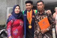 Claugio Sugara bersama kedua orang tuanya saat wisuda di PNP pada 2022 lalu, kini pria penerima program Saga Saja Pemko Pariaman ini bekerja di BCA Jakarta. (Dok : Istimewa)