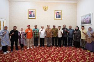 Pertemuan Gubernur Riau, Syamsuar dengan Ketua KI Pusat, Donny Yoesgiantoro dan Anggota Komisioner KI Pusat di Kediaman Gubernur Riau, Sabtu (1/4). (Dok : Istimewa)