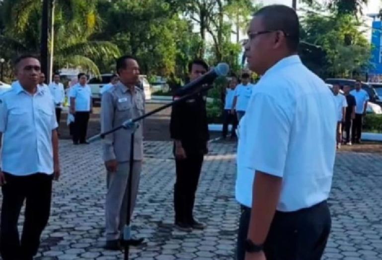 Suasana apel perdana di lingkup Sekretariat DPRD Sumbar yang dipimpin Kadis Sosial Sumbar, Ari Yuswandi, Rabu pagi (26/4). (Dok : Istimewa)