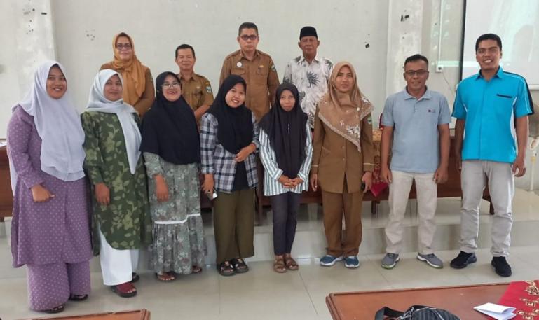 Kepala DPMPTP Kabupaten Padangpariaman, Yutiardy Rivai didampingi Kabid Bina Industri DPMPTP, Trisna Junaili lakukan pembinaan pada usaha Pinyaram di 2-11 Kayu Tanam, Selasa (18/4).(Dok : Istimewa)