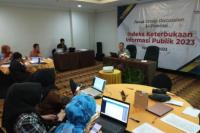 Suasana FGD KI Sumbar dan tim ahli serta pokja dalam menyusun indeks KIP 2023, di Padang, Senin (10/4). (Dok : Istimewa)