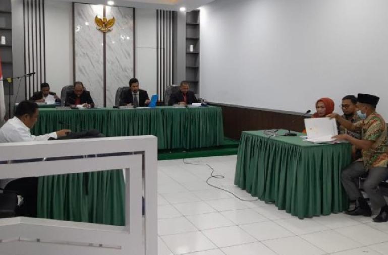 Ketua Majelis Komisioner Nofal Wiska, dengan anggota Arif Yumardi dan Adrian Tuswandi saat menyidangkan KI Riau selaku termohon, Rabu (5/4). (Dok : Istimewa)