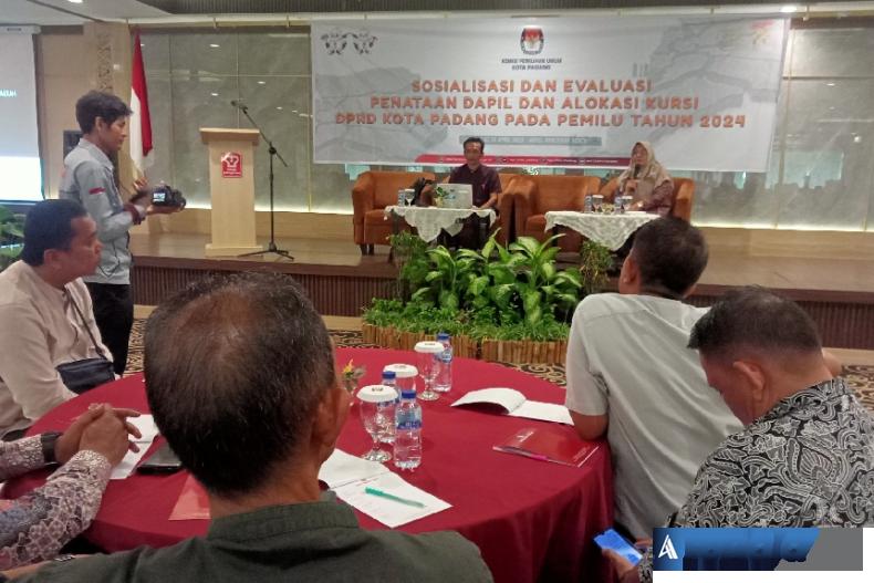 Suasana diskusi saat kegiatan sosialisasi dan penataan Dapil dan alokasi kursi DPRD yang diadakan KPU Kota Padang, Jumat (28/4). (Foto : Arzil)