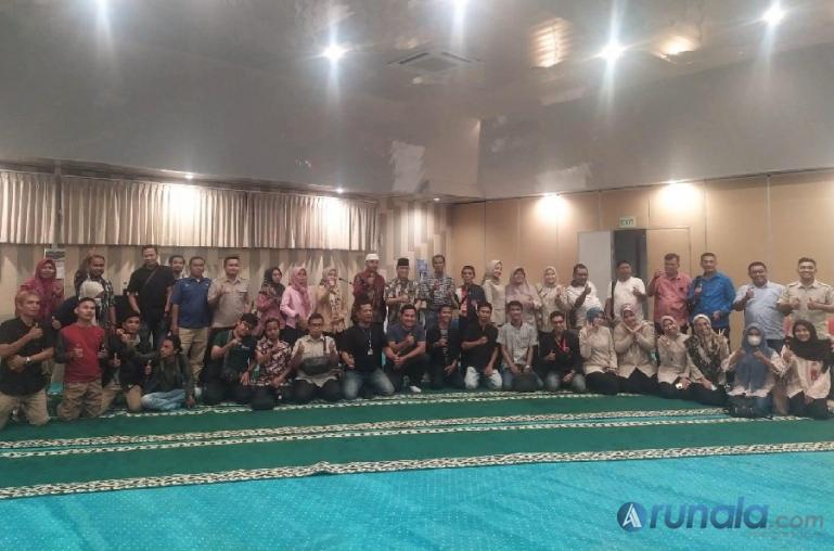 Plt Dirut RSUP M Djamil Dr dr Dovy Djanas SpOG KFM MARS, Koordinator Orum Ns Devi Verini MKes bersama rekan jurnalis, Senin (17/4). (Foto : Fajril)