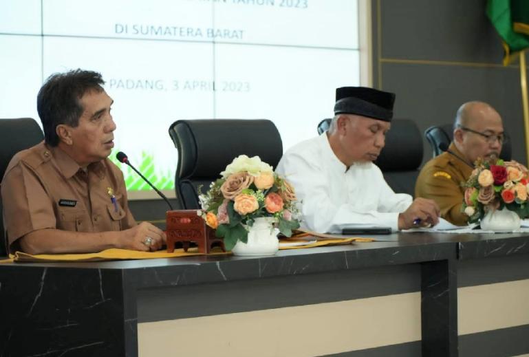 Gubernur Mahyeldi pimpin rapat persiapan penyelenggaraan Penas XVI Petani Nelayan Tahun 2023 di Auditorium Gubernuran, Senin (3/4). (Dok : Istimewa)