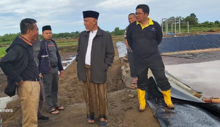 Gubernur Mahyeldi ketika meninjau kesiapan lokasi Penas Tani 2023 yang akan diadakan di Kota Padang nantinya, Minggu (2/4). (Dok : Istimewa)