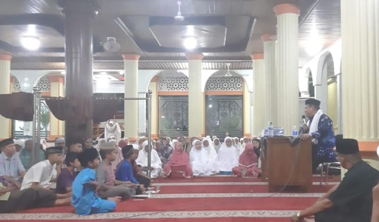 Jamaat Masjid Baitul Hajar Nagari Balah Hilir Lubuk Alung Kecamatan Lubuk Alung dengarkan paparan Bupati Suhatri Bur saat TSR di masjid itu, Kamis malam (6/4). (Dok : Istimewa)