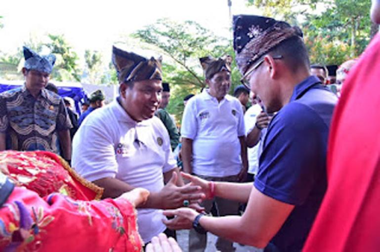 Menparekraf Sandiaga Uno disambut Bupati Padangpariaman, Suhatri Bur saat kunjungi kawasan ekowisata Lubuak Nyarai, Lubuk Alung, Jumat (31/3). (Dok : Istimewa)