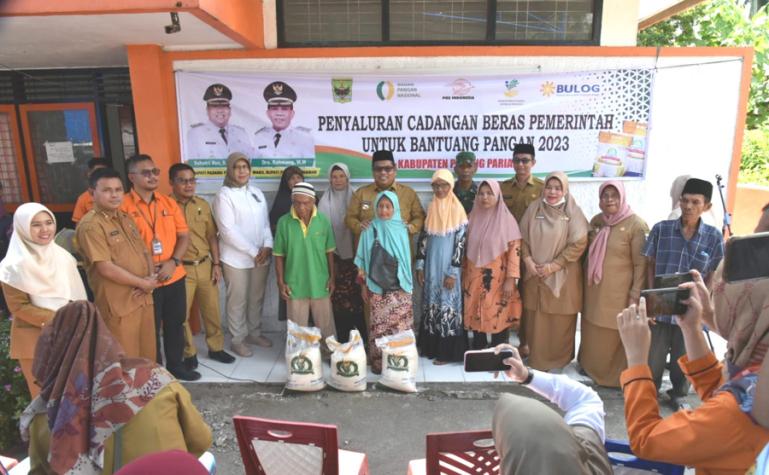 Keluarga penerima bantuan CPP bersama Bupati Padangpariaman, Suhatri Bur, Rabu (12/4). (Dok : Istimewa)