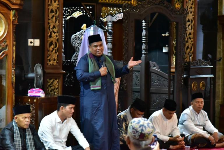 Bupati Suhatri Bur sampaikan kesiapan Pemkab Padangpariaman sambut perantau yang pulang basamo, saat di Masjid Berkah Nagari Toboh Gadang Timur Kecamatan Sintuak Toboh Gadang, kemarin malam, Jumat malam (21/4). (Dok : Istimewa)