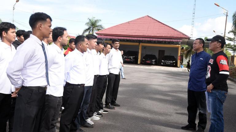 Genius pantau seleksi pemuda Pariaman yang akan dilatih di Batam untuk kerja ke Korea Selatan nantinya, Sabtu (8/4). (Dok : Istimewa)