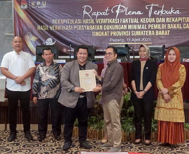 Rifo Darma Saputra terima berita acara hasil verfak kedua dari anggota KPU Sumbar, Gebril Daulai di Padang, Selasa (11/4). (Dok : Istimewa)
