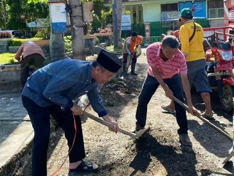Wako Genius Umar tueun tangan bersihkan Lapangan Merdeka di kota itu untuk pelaksanaan salah Idul Fitri yang diadakan Sabtu nanti, Jumat (21/4).  (Dok : Istimewa)