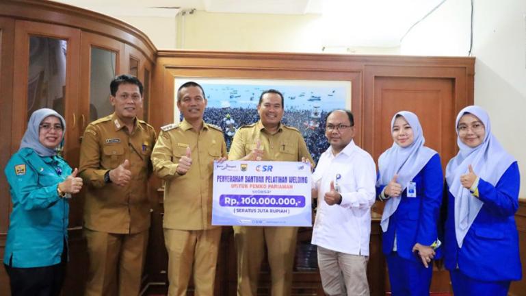 Wako Genius Umar terima bantuan dana CSR dari Bank Nagari cabang Pariaman, Selasa (18/4). (Dok : Istimewa) 14.43