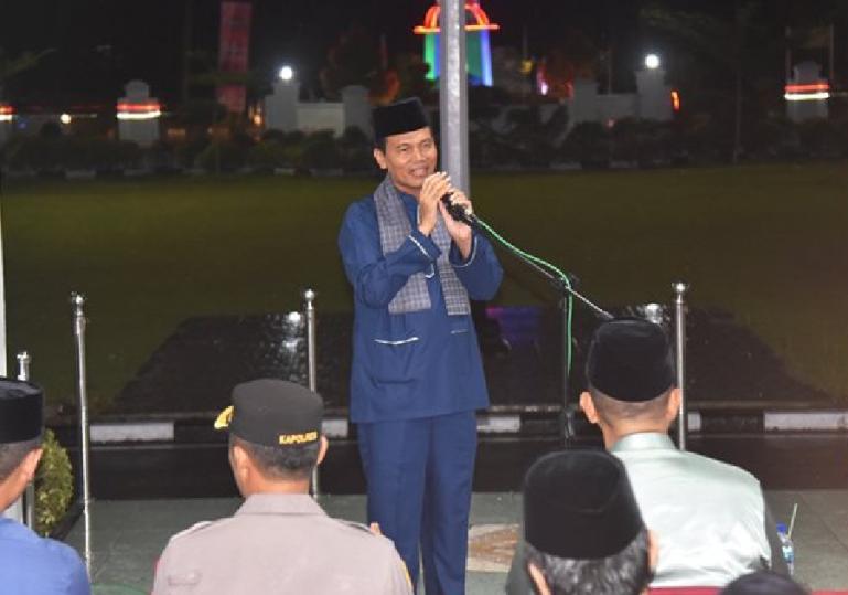 Wako Genius Umar beri sambutan sebelum dimulainya takbiran keliling di kota itu, Jumat malam (21/4). (Dok : Istimewa)