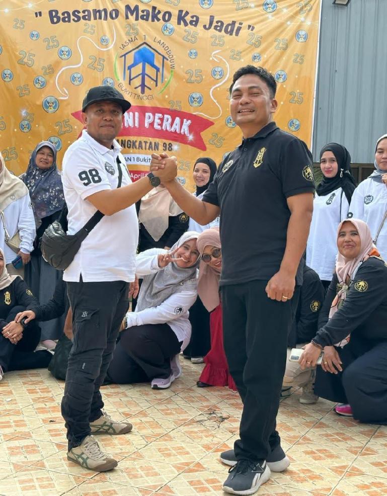 Ketua Alumni 98 SMAN 1 Bukittinggi Periode 2023-2028 Rommi Delfiano salam komando dengan Ketua periode sebelumnya Roni Jaroik dalam reuni Perak di Bukittinggi, Senin (24/4) lalu. (Dok : Istimewa)
