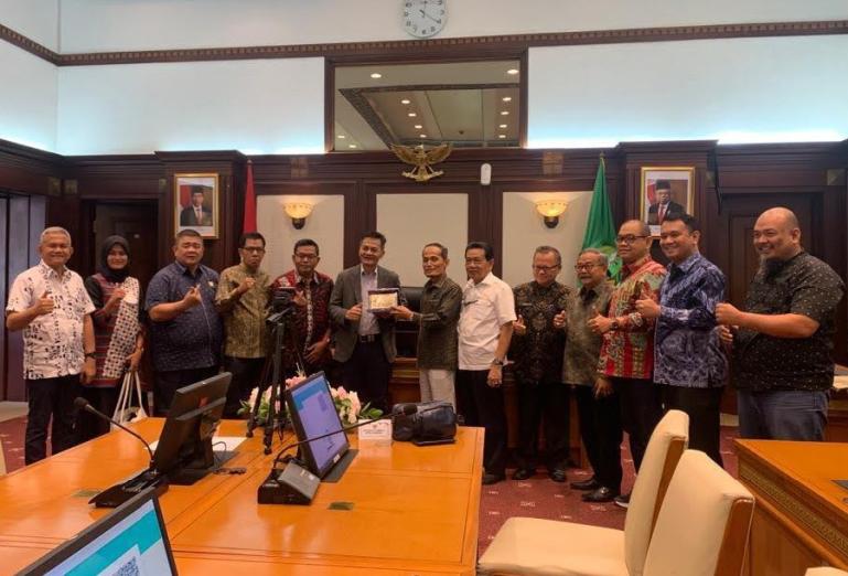 Ketua Komisi II DPRD Sumbar, Mochlasin serahkan cindera mata kepada Kepal Dinas Nakertrans Jabar, Rachmat Taufik Garsadi saat studi banding ke Jabar kemarin. (Dok : Istimewa)