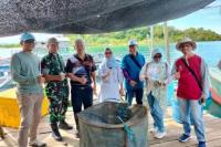 Kepala DKP Sumbar, Dr Ir Reti Wafda MTp saat meninjau salah satu potensi budidaya lobster. (Dok : Istimewa)