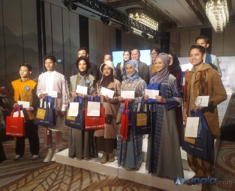 Para pemenang Ramadan Runway Competition kategori C dan D di Ballroom Hotel Santika Premiere Padang, Sabtu (8/4). (Foto : Fajril)