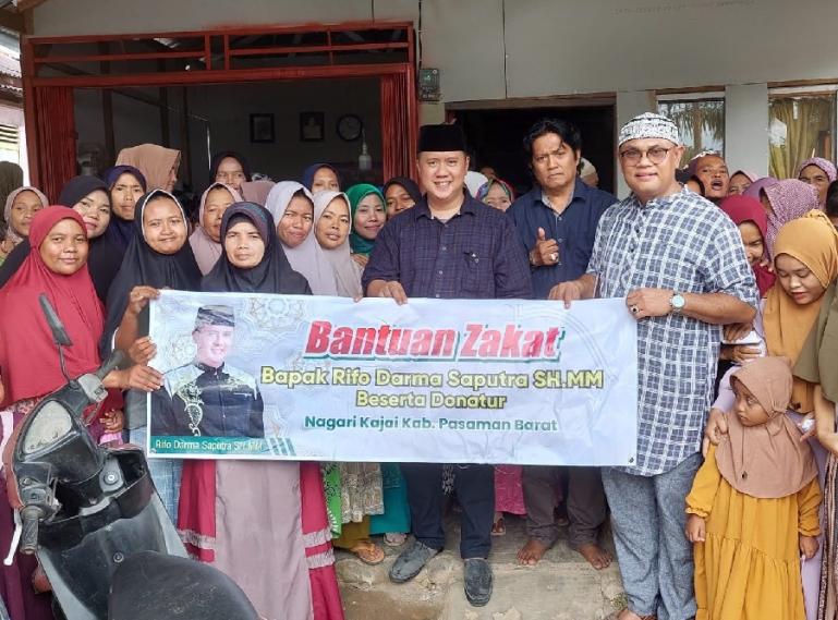 Calon anggota DPD RI dari Sumbar, Rifo Darma Putra bersama Dokter Yul Petropala serahkan zakat kepada TPA dan Pondok Tahfidz, Nurul Islam, Nagari Kajai, beberapa hari lalu. (Dok : Istimewa)