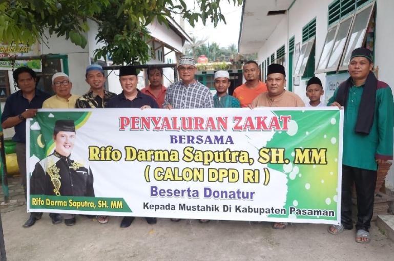 Calon anggota DPD RI dari Sumbar Rifo Darma Saputra bersama penghuni Pondok Tahfidz Nurul Ilmi Setia Baru, Pasaman. (Dok : Istimewa)