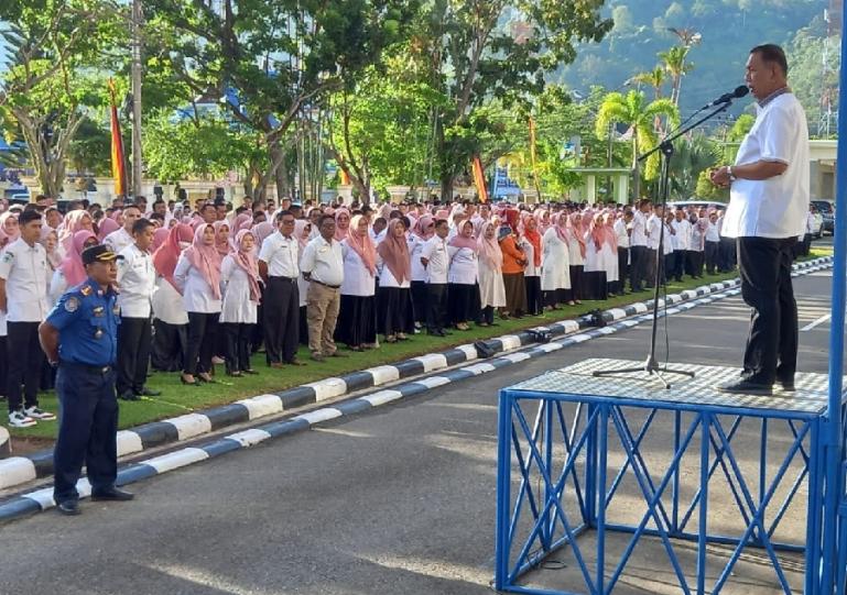 Bupati Pessel, Rusma Yul Anwar, pimpin apel gabungan perdana para ASN di halaman kantor bupati setempat, Rabu pagi (26/4). (Dok : Istimewa)