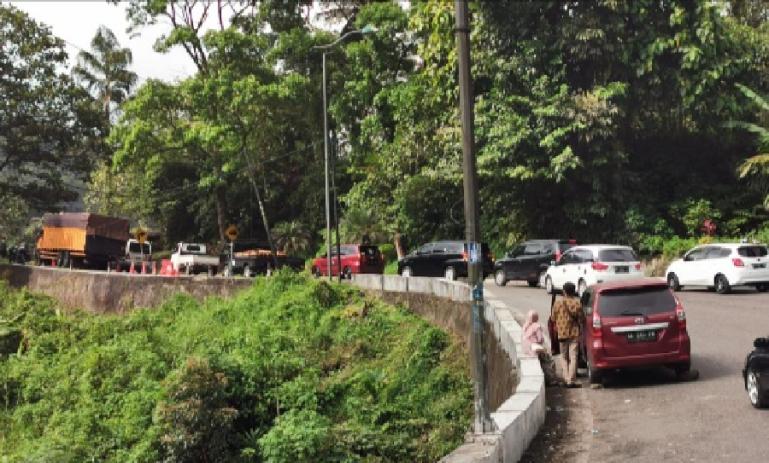 Suasana sejumlah kendaraan terjebak macet di ruas Jalan Silaing, Lembah Anai beberapa waktu lalu. (Dok : Istimewa)