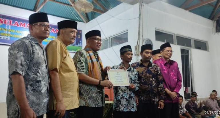 Ketua DPRD Sumbar Supardi serahkan bantuan bagi Mushala Assalihin, Kambang Utara, Lengayang, Pesisir Selatan Minggu malam (9/4). (Dok : Istimewa)