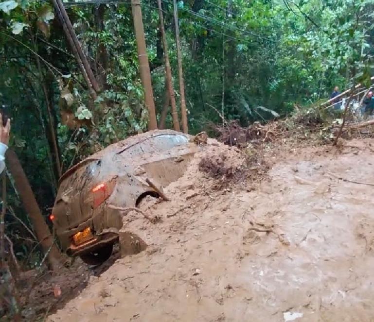 Kondisi mobil warga yang terkena material longsoran di ruas Jalan Sumbar-Riau, persisnya di Jorong Aia Putia, Nagari Sarilamak, Kecamatan Harau, Kabupaten Limapuluh Kota, Minggu sore (30/4). (Dok : Istimewa)