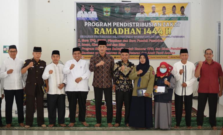 Bupati Suhatri Bur secara simbolis serahkan zakat kepada 7.269 mustahik se Kabupaten Padangpariaman, Jumat (7/4). (Dok : Istimewa)