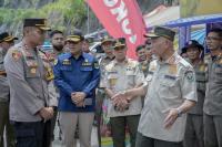 Gubernur Mahyeldi didampingi Kadis Perhubungan Sumbar, Dedy Diantolani dan lainnya tinjau kesiapan Posko Lebaran di beberapa titik di Sumbar, Jumat (21/4). (Dok : Istimewa)