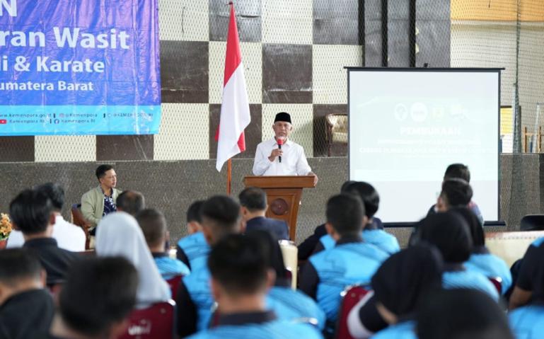 Gubernur Mahyeldi berikan arahan pada sejumlah wasit cabor voli dan karate saat lakukan penyegaran wasit ini di GOR UNP, Padang, Minggu (16/4). (Dok : Istimewa)