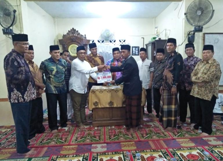 Pengurus Masjid Masjid Al Ikhwan Muhammadiyah Kasang menerima bantuan Pemkab Padangpariaman yang diserahkan Bupati Suhatri Bur, Senin malam (10/4). (Dok : Istimewa)