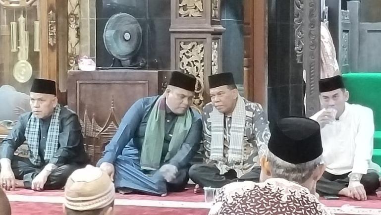 Bupati Suhatri Bur berikan ceramah jelang pelaksanaan salat Idul Fitri di Masjid Berkah Nagari Toboh Gadang Timur, Kecamatan Sintuak Toboh Gadang, Jumat malam (21/4). (Dok : Istimewa)