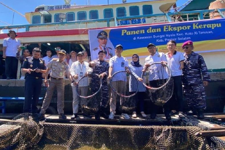Wagub Sumbar Audy Joinaldy didampingi Komandan Lantamal II Padang Laksamana Pertama Benny Febri dan Kepala Dinas Kelautan dan Perikanan Sumbar Dr Ir Reti Wafda MTp, melepas ekspor kerapu di Sungai Nyalo Kecamatan Koto XI Tarusan Kabupaten Pesisir Selatan,