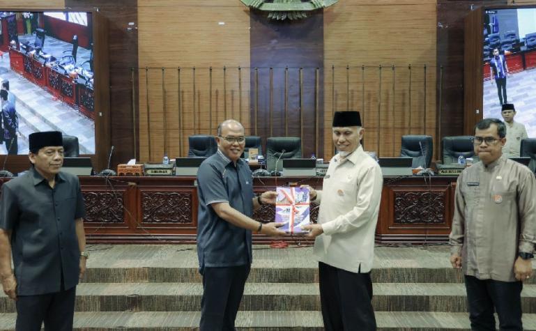 Ketua DPRD Sumbar, Supardi serahkan dokumen hasil reses anggota DPRD kepada Gubernur Mahyeldi di sidang paripurna Jumat (24/4). (Dok : Istimewa)