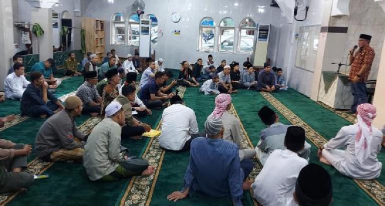 Ketua DPRD Sumbar, Supardi saat safari Ramadan di Masjid Masjid Taqwa Parak Betung, Payakumbuh Barat, Kamis malam (13/4). (Dok : Istimewa)