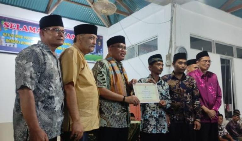 Ketua DPRD Sumbar Supardi serahkan bantuan Pemprov Sumbar kepada pengurus Musala  Assalihin, Kambang Utara, Lengayang, Pessel, Minggu malam (9/4). (Dok : Istimewa)