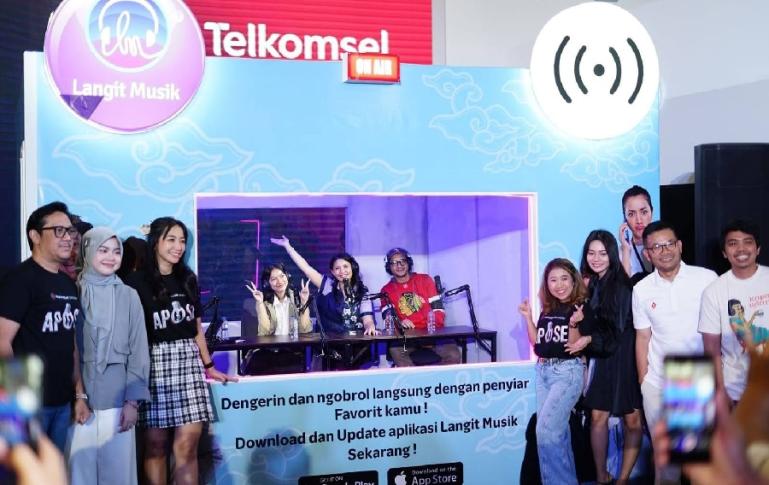 Telkomsel bersama Nuon merilis fitur baru Langit Musik Live bagi pengguna untuk mengakses radio daring, siniar langsung, dan berinteraksi langsung dengan penyiar favorit di Aplikasi Langit Musik. (Dok : Istimewa)