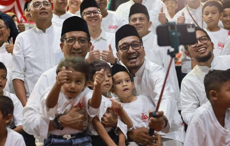 Direktur Utama Telkomsel Hendri Mulya Syam dan Direktur Network Telkomsel Nugroho turut hadir berbagi kebersamaan dengan para penghuni dari yayasan atau panti asuhan yang berada di kota Banda Aceh (12/4). (Dok : Istimewa)