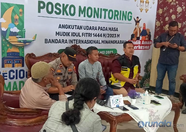 EGM AP II BIM, Siswanto berikan paparan terkait kesiapan BIM menghadap mudik Lebaran 2023 ini kepada sejumlah wartawan, di Posko Monitoring Selasar BIM, Rabu siang (19/4). (Foto : Arzil)