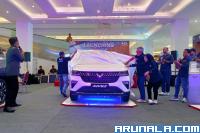 Suasana PT Wuling Maju Motor Padang meluncurkan Wuling Alvez di mall Transmart Padang, Sabtu (1/4). (Foto : Arzil)