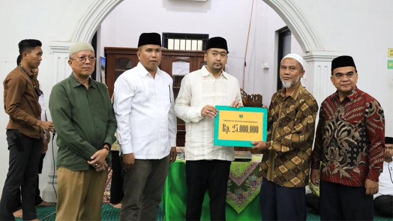 Wagub Sumbar, Audy Joinaldy serahkan bantuan kepada pengurus Masjid Taqwa Desa Sikapak Timur, Kecamatan Pariaman Utara Kota Pariaman saat Safari Ramadan, Senin (10/4). (Dok : Istimewa)