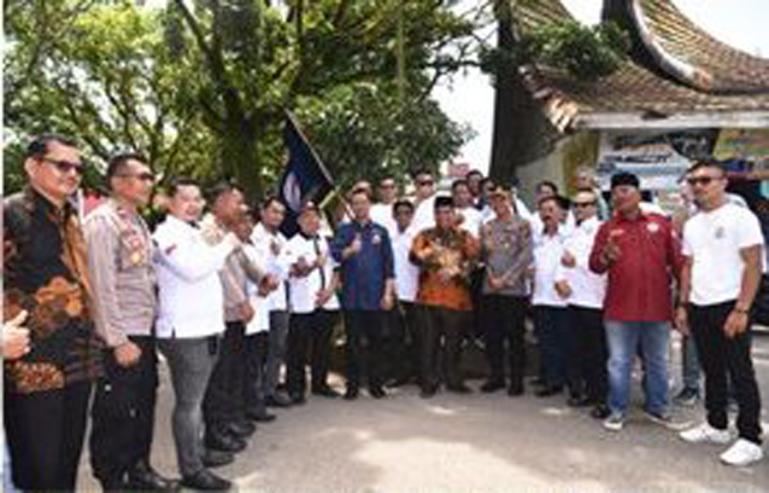 Wako Genius Umar dan Bupati Padangpariaman Suhatri Bur sambut perantau Ikako Amal saat pulang basamo, Senin (24/4). (Dok : Istimewa)