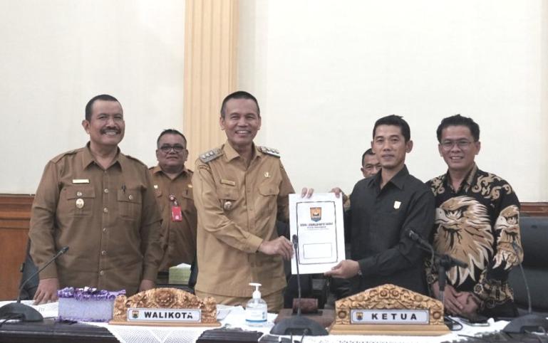 Ketua DPRD Kota Pariaman, Harpen Agus Bulyandi terima dokumen jawaban Pemko Pariaman soal LKPJ 2022, Selasa sore (18/4). (Dok : Istimewa)