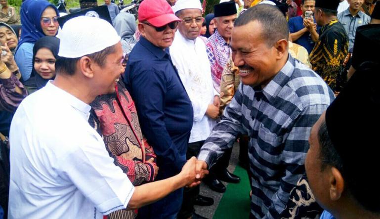 Wawako Pariaman, Mardison Mahyuddin H Arisal Azis saat menyambut para perantau Piaman yang pulang basamo untuk berlebaran, di Terminal Jati Kota Pariaman, Minggu, (23/4). (Dok : Istimewa)
