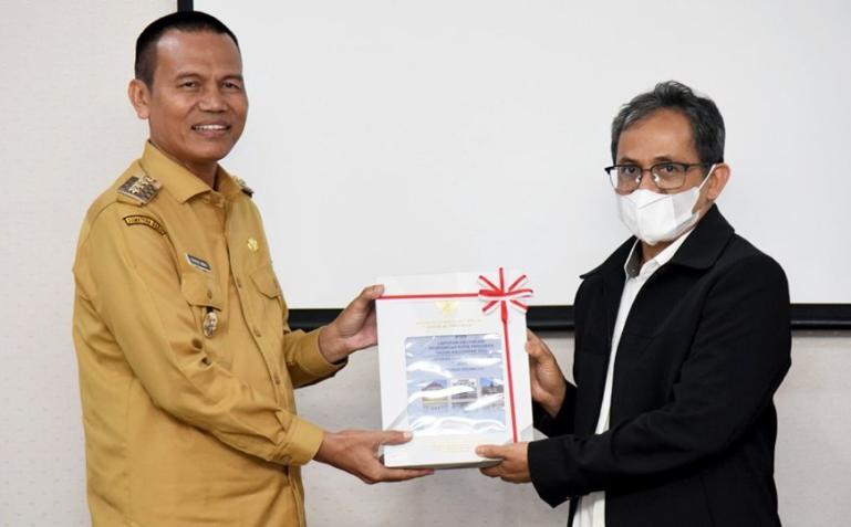 Wali Kota Pariaman, Genius Umar terima plakat Opini WTP yang ke 10 kalinya yang diserahkan langsung oleh Kepala BPK RI Perwakilan Sumbar, Arif Agus, di Padang, Senin sore (8/5). (Dok : Istimewa)